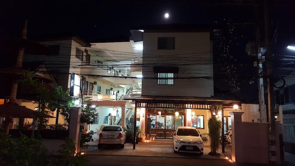安心宫廷酒店 清邁 外观 照片